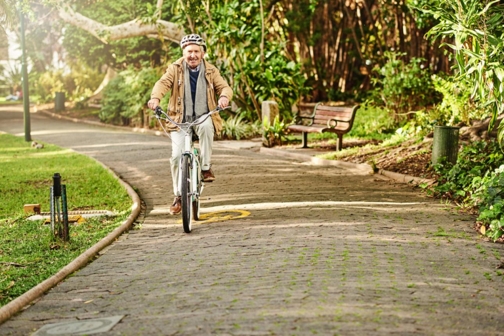Pessoa praticando ciclismo ao ar livre
