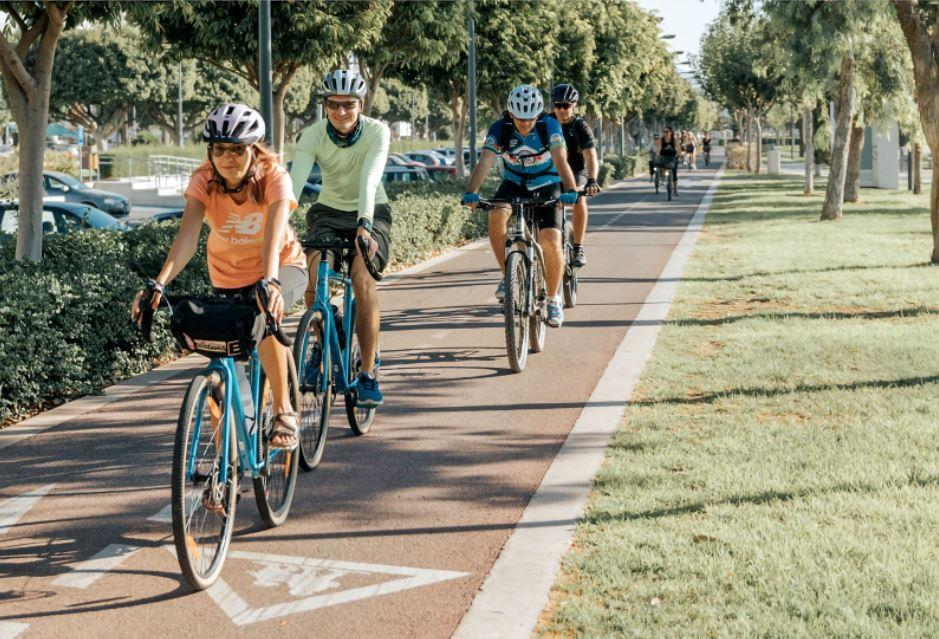 Pessoas pedalando ao ar livre durante atividade de ciclismo